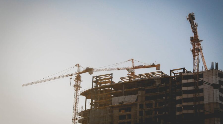 Nowoczesne technologie w produkcji prefabrykatów: Jak powstają hale prefabrykowane?