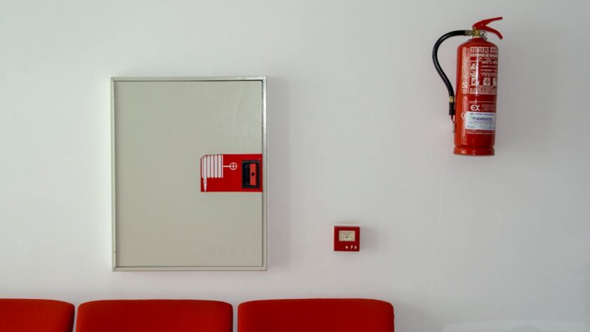 Technologie zabezpieczeń przeciwpożarowych w halach prefabrykowanych: Co warto wiedzieć?