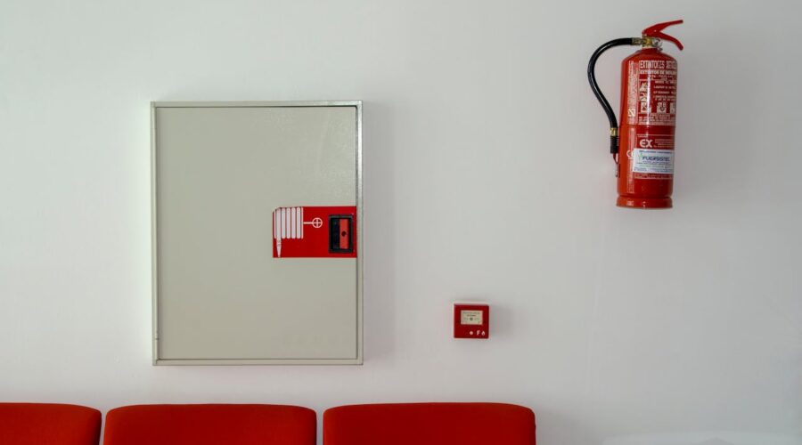 Technologie zabezpieczeń przeciwpożarowych w halach prefabrykowanych: Co warto wiedzieć?